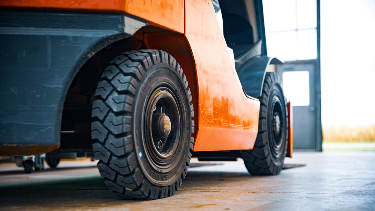 Read more about the article WHEN TO REPLACE FORKLIFT TIRES