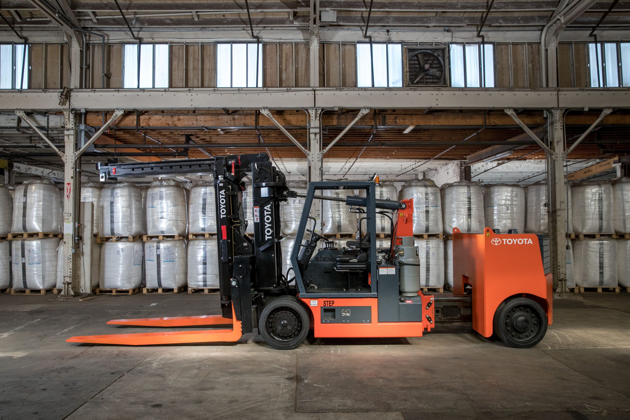 Read more about the article Toyota High-Capacity Adjustable Wheelbase Rigging Forklift Solutions