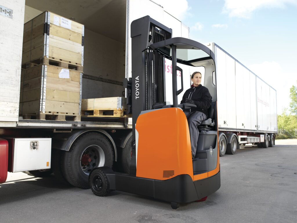 Moving Mast Reach Truck