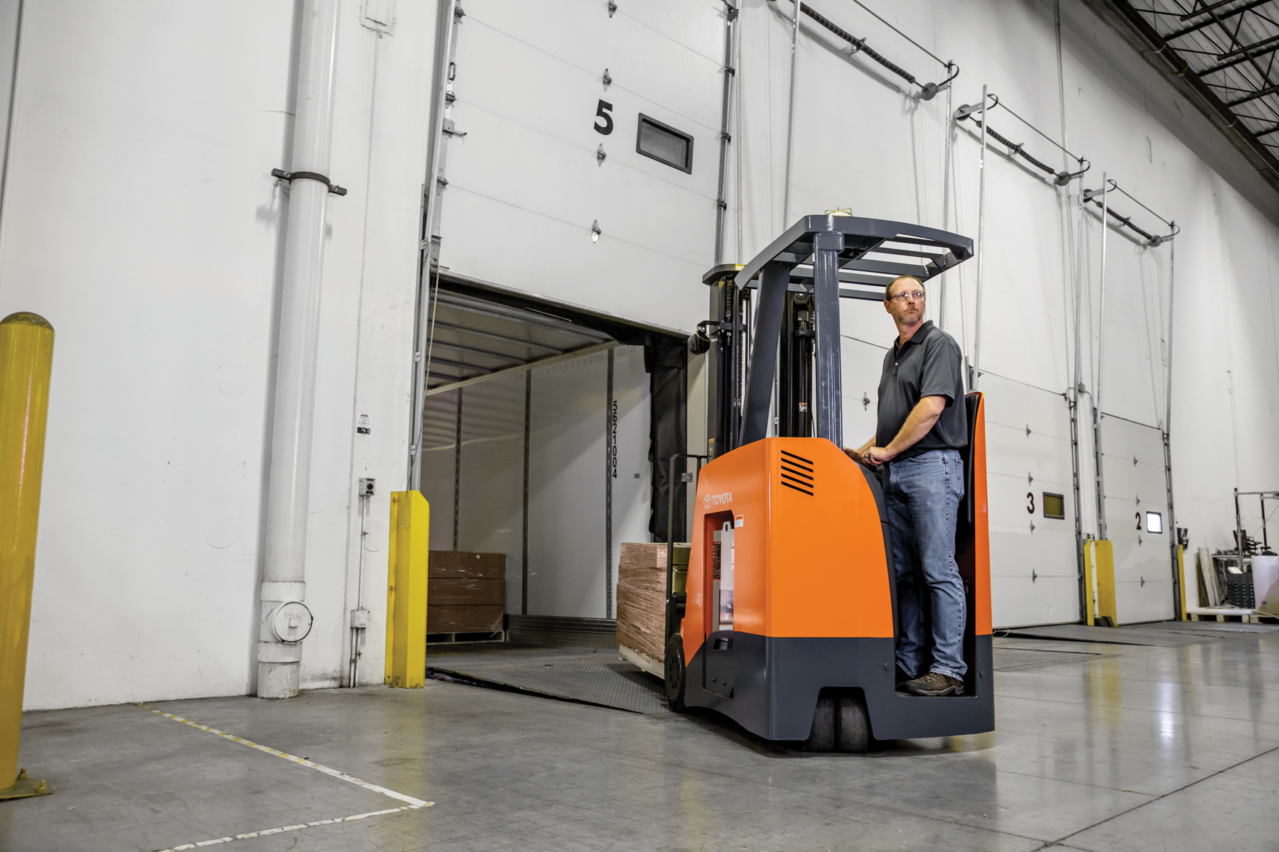 Read more about the article Stand-Up Rider vs. Sit-Down Electric Forklifts